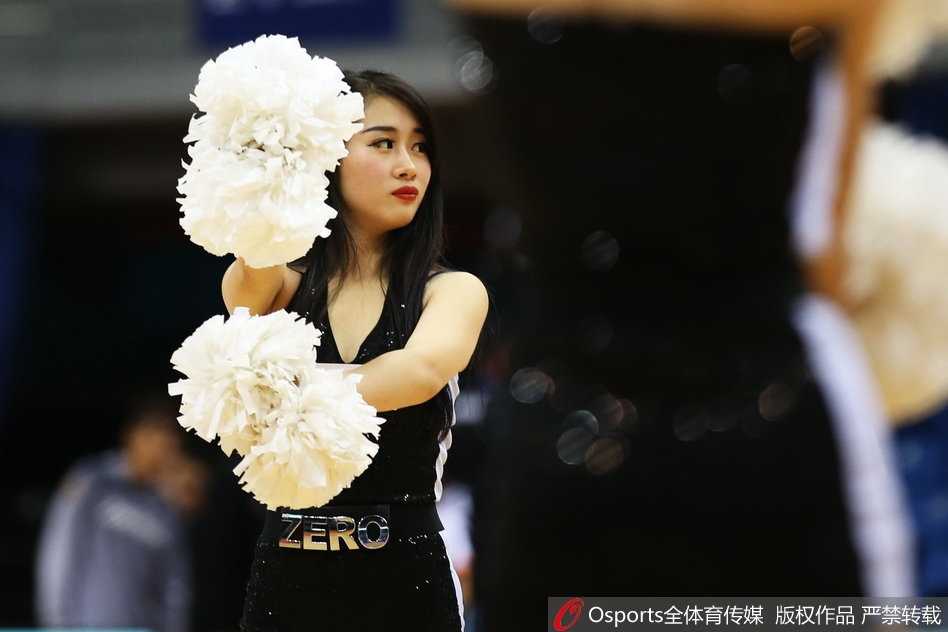 青岛篮球宝贝:热舞燃爆赛场,汗水浇灌的青春最美丽 统一的粉色短裙随着动感的节奏飞扬,宝贝们露出修长美腿,用极具张力的舞姿诠释着篮球运动的激情