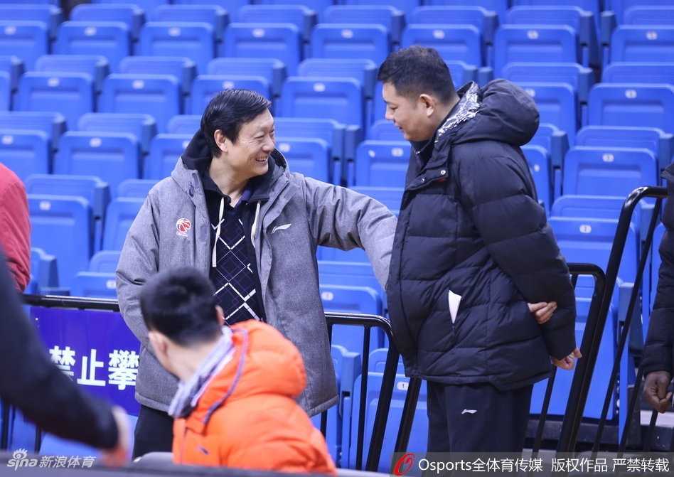 青岛队队员们在进行分组对抗，场上拼抢积极，汗如雨下，展现出良好的备战状态和团队凝聚力。