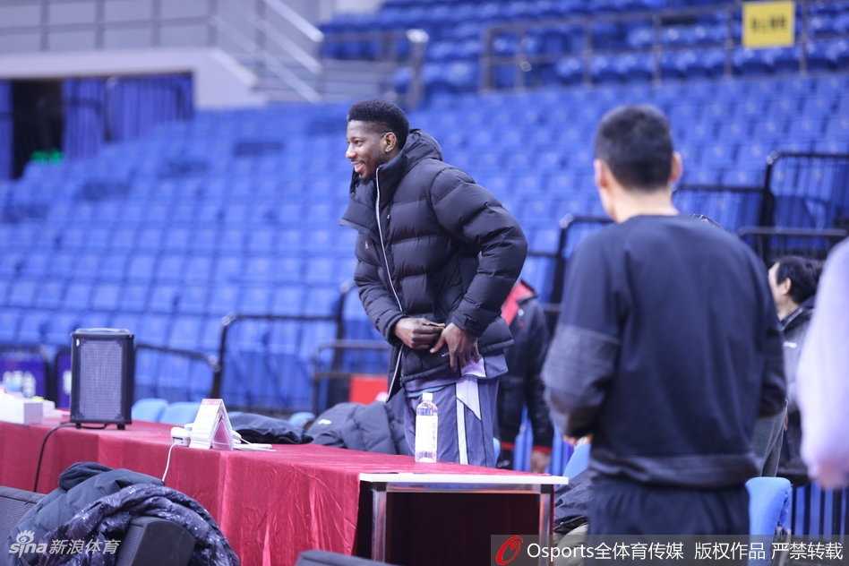 训练结束后，李秋平与巩晓彬在场边握手告别，两人面带笑容，尽显名帅风范与君子之交。