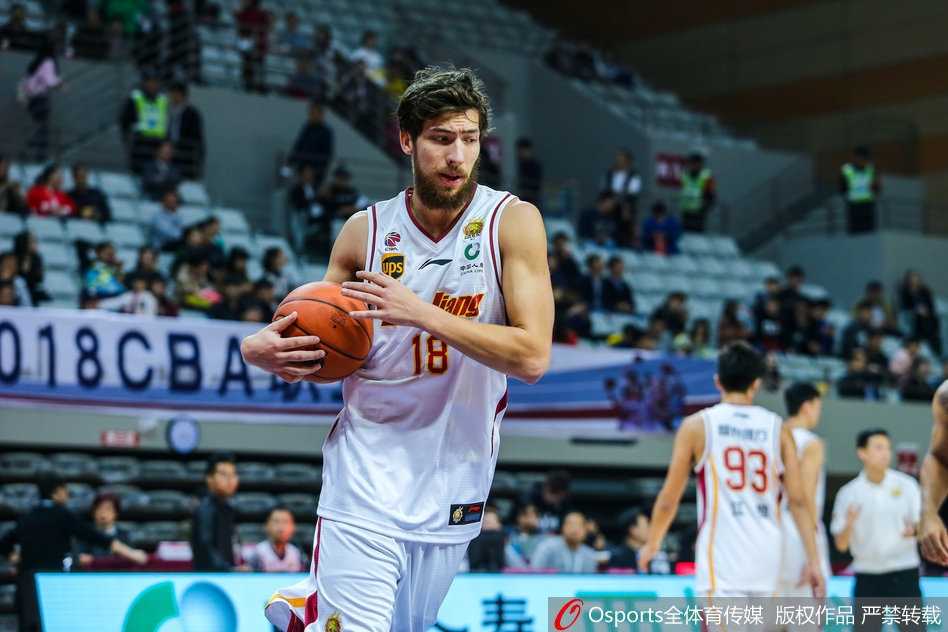 斯托克斯在天津队内线高高跃起，单手将球狠狠砸进篮筐，展现了无可匹敌的篮下统治力