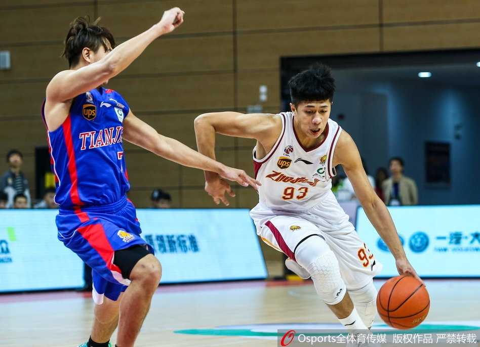 浙江队小将赖俊豪高高跃起，在天津队员头顶抢下关键的前场篮板，落地瞬间眼神坚定，充满斗志