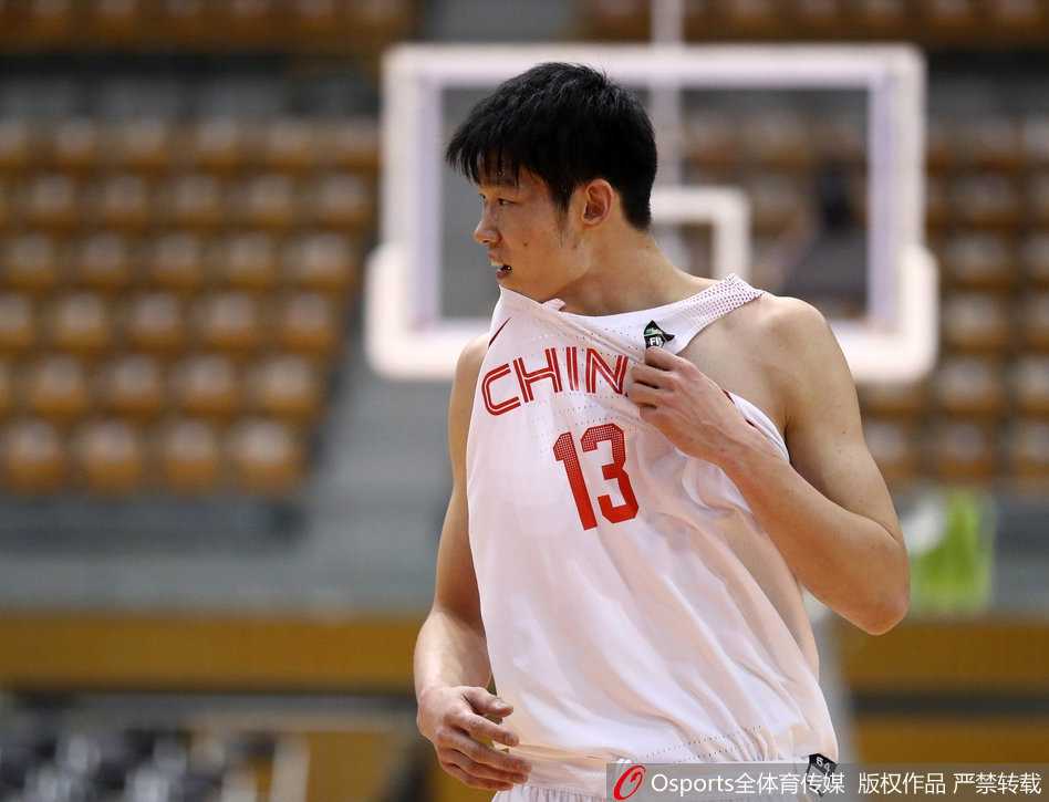 青春代价与未来希望:国奥小将东亚赛虽败犹荣 胡金秋在两名日本球员的包夹缝隙中,奋力将球举过头顶,他咬着牙,脸上写满了不甘与渴望得分的神情。