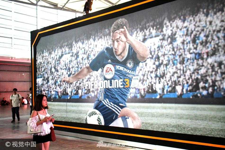 青春热浪燃爆申城:篮球宝贝助阵ChinaJoy游戏盛宴 演出间隙,几位篮球宝贝面对镜头摆出俏皮的姿势。她们或抱着篮球,或叉腰微笑,青春的气息和甜美的笑容感染着现场的每一个人,成为相机中最美的焦点。