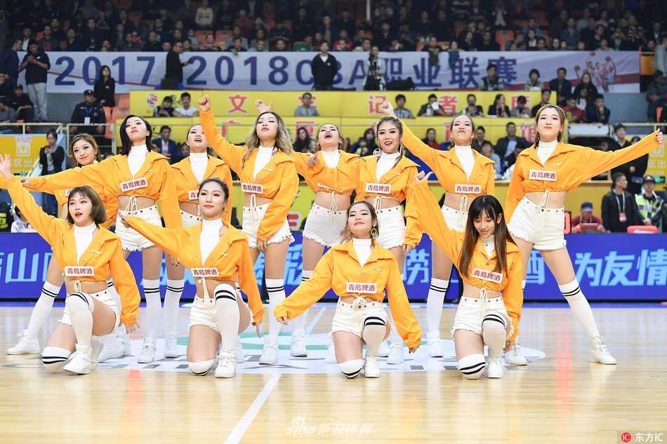 青春热舞点燃CBA赛场 广厦主场啦啦宝贝活力助阵 赛后,全体啦啦宝贝们肩并肩站成一排,向着热情欢呼的观众席挥手致意,用真诚的笑容感谢球迷们一整晚的支持与陪伴。