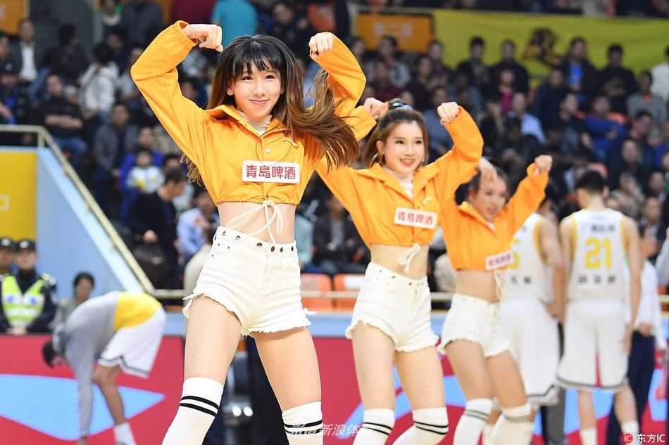 青春热舞点燃CBA赛场 广厦主场啦啦宝贝活力助阵 表演进入高潮,两名啦啦队员被队友高高托起,她们在空中伸展手臂,面带自信微笑,宛如篮球场上绽放的铿锵玫瑰。