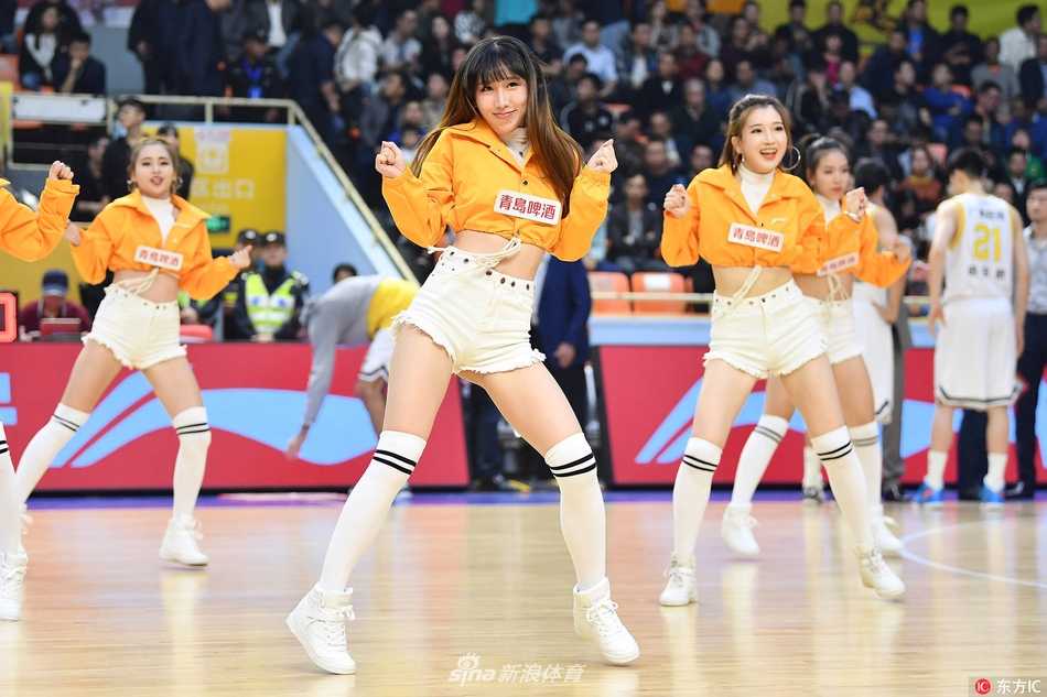 青春热舞点燃CBA赛场 广厦主场啦啦宝贝活力助阵 啦啦宝贝们排成纵列,随着音乐节奏轻盈跃起,修长的身姿在空中定格,动感的马尾辫和飘扬的衣角展现出无尽的青春活力。