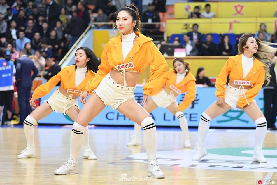 青春热舞点燃CBA赛场 广厦主场啦啦宝贝活力助阵 广厦啦啦宝贝们在赛场中央摆出活力开场造型,她们笑容灿烂,双手高举,仿佛在用青春的火焰瞬间点燃了整个球馆的热情。