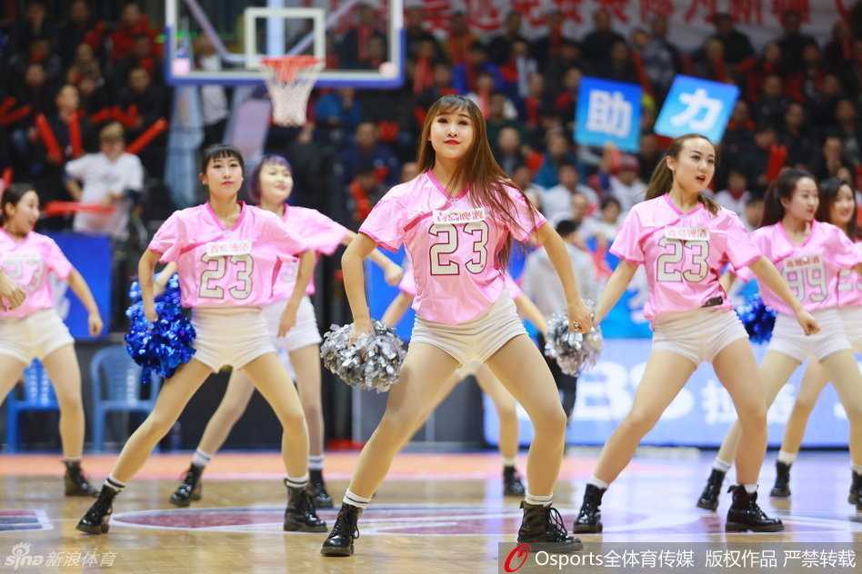 青春热舞点燃季后赛战火 致敬篮球宝贝的赛场激情 表演进入高潮,宝贝们忽然集体下腰,展现出惊人的身体柔韧性,那一刻力量与柔美完美结合,瞬间引爆了场边观众的热情欢呼。