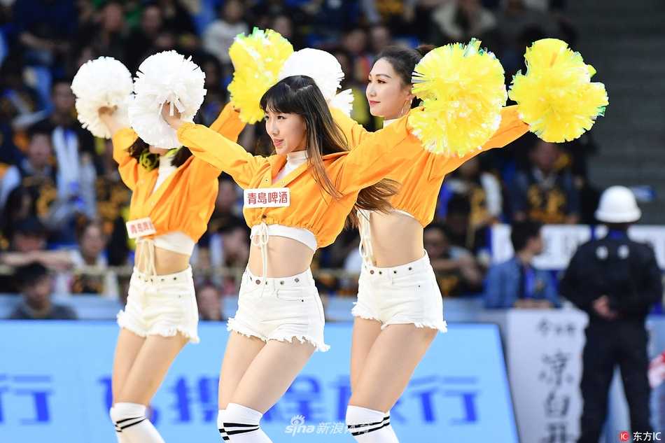 青春热舞点燃杭城 广厦主场首战福建赛场边的亮丽风景线 表演间隙,几位啦啦宝贝聚在一起整理妆容,她们身姿挺拔,即便在没有聚光灯的角落也保持着优雅的仪态,构成了赛场看台下一道永不落幕的青春风景。