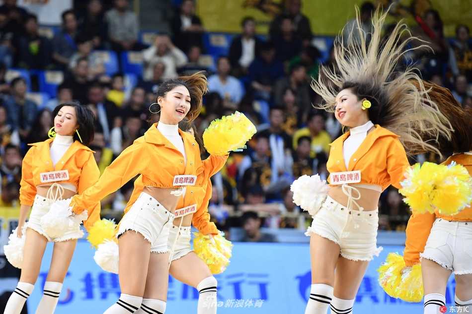 青春热舞点燃杭城 广厦主场首战福建赛场边的亮丽风景线 聚光灯下,广厦主场啦啦队的宝贝们手持金色花球,随着动感节拍跃动起舞,整齐划一的动作和灿烂的笑容瞬间点燃了全场观众的热情。