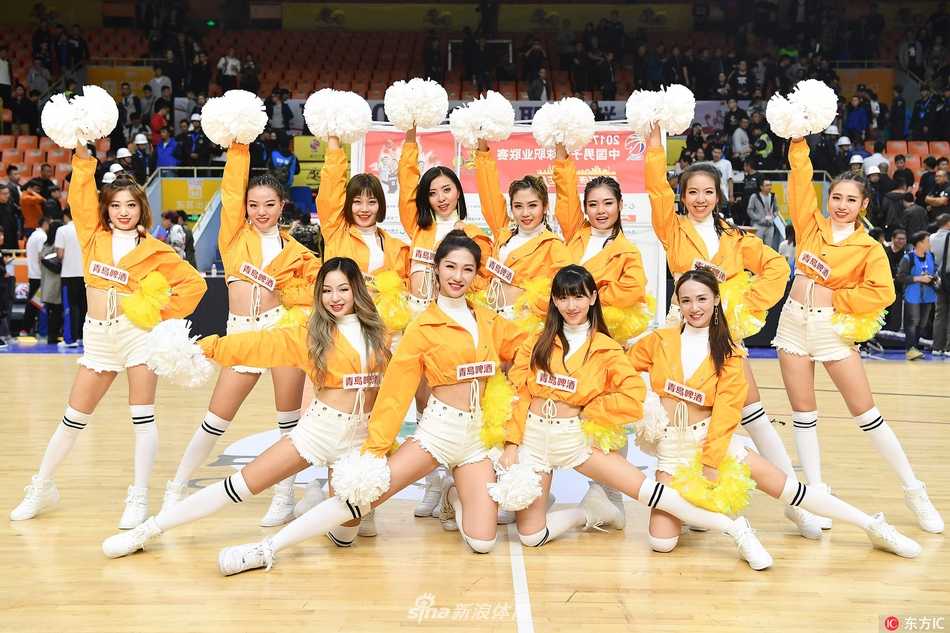 青春热舞点燃杭城 广厦主场首战福建赛场边的亮丽风景线 特写镜头捕捉到一位宝贝的甜美特写,她额前的发丝已被汗水打湿,但眼神中依然闪烁着对舞台的热爱与投入,这种在激烈对抗中展现的柔美力量,格外动人心魄。