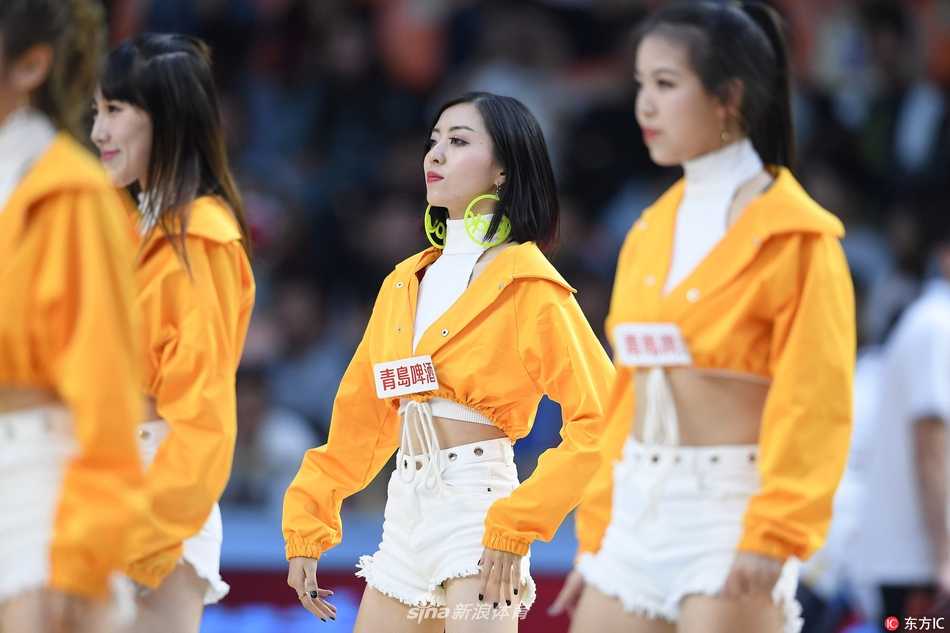 青春热舞点燃杭城 广厦主场首战福建赛场边的亮丽风景线 中场休息时,啦啦宝贝换上了一袭亮眼的银色流苏装,她们转身、扭胯,流苏在空中划出优美的弧线,在灯光的照射下仿佛夜空中最璀璨的星河,美不胜收。