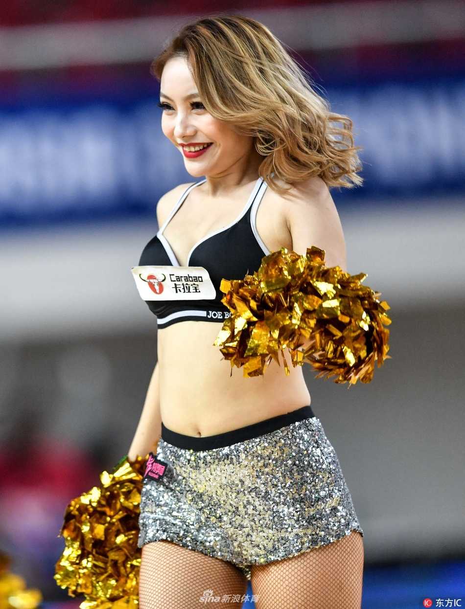 青春热舞燃爆郴州 炫舞团篮球宝贝成亚冠杯最美风景线 郴州体育馆聚光灯下,炫舞团篮球宝贝们扎着高马尾,身着亮黄色啦啦队服,随着动感节拍奋力跃起,青春的笑容如阳光般灿烂。