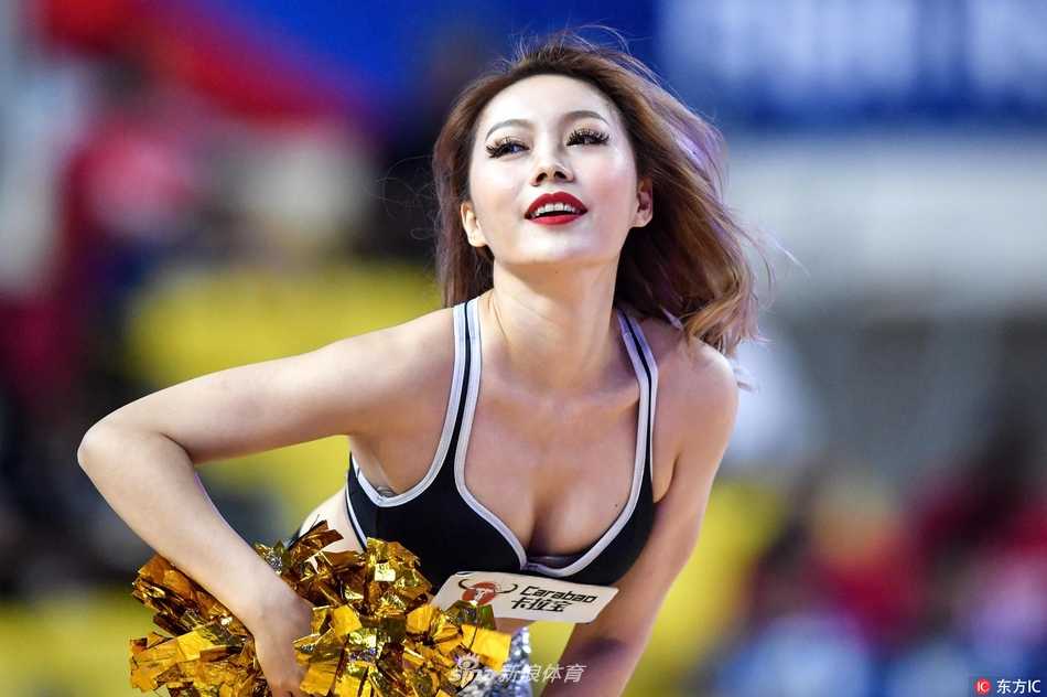 青春热舞燃爆郴州 炫舞团篮球宝贝成亚冠杯最美风景线 镜头拉近,一位宝贝在热舞中甩动飘逸的长发,眼神专注而坚定,额头微微渗出的汗珠在灯光下闪闪发亮,见证着她们的投入与付出。