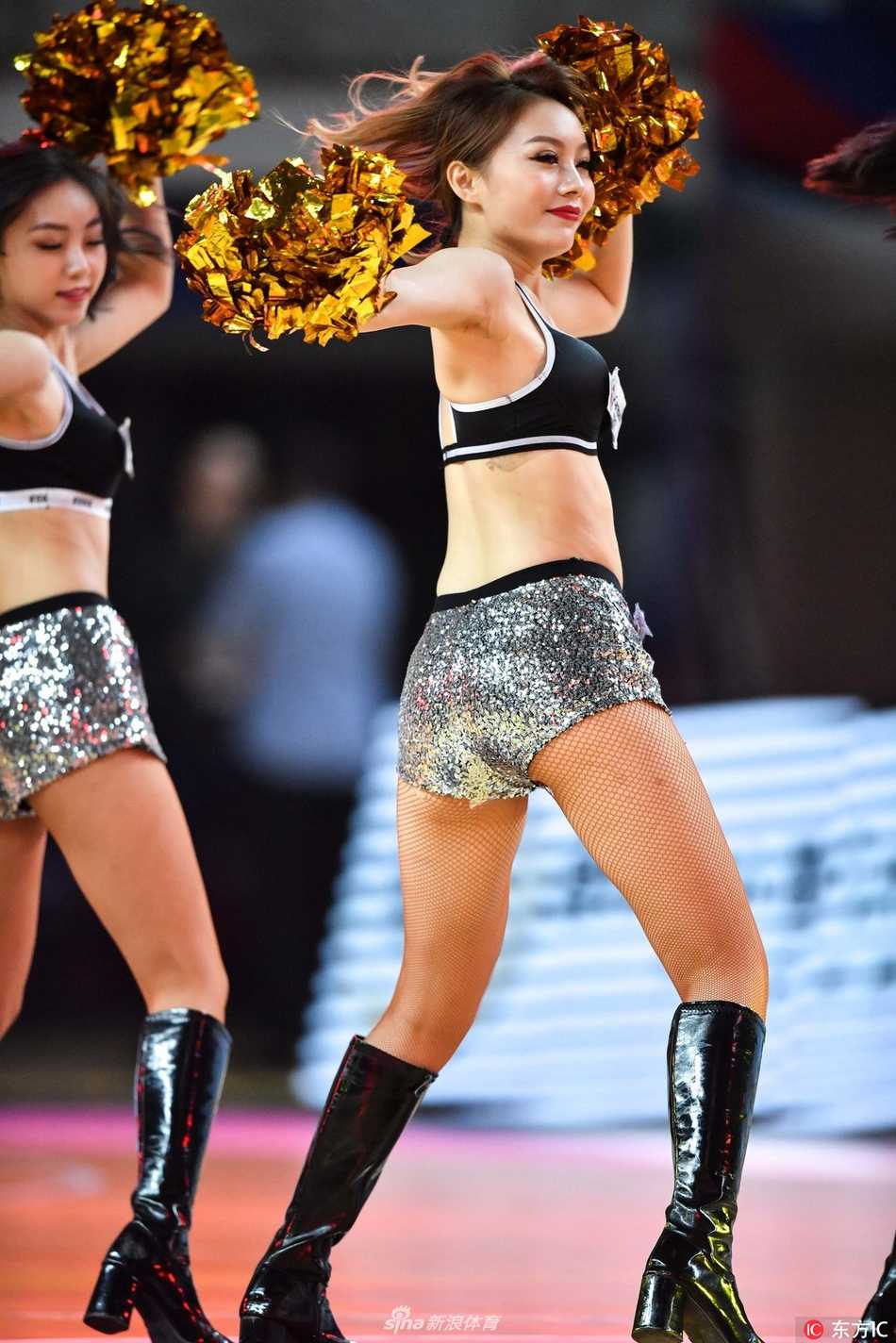 青春热舞燃爆郴州 炫舞团篮球宝贝成亚冠杯最美风景线 两位篮球宝贝背对背站立,侧身回眸看向镜头,一个俏皮地眨着眼睛,另一个则露出温婉的浅笑,展现出中国女孩灵动多变的独特魅力。