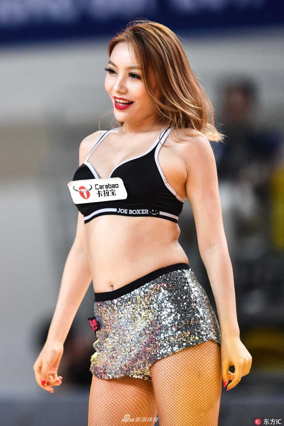 青春热舞燃爆郴州 炫舞团篮球宝贝成亚冠杯最美风景线 即使是静态的亮相,篮球宝贝们也姿态万千,她们单手叉腰,脸上洋溢着自信迷人的微笑,与身后巨大的赛事背景板相映成辉,定格下这美丽的瞬间。