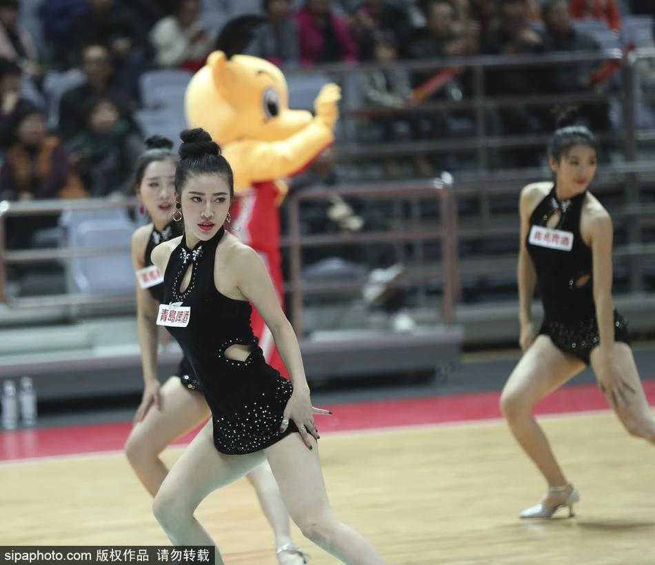 全景镜头下，六名啦啦队员排成一列，在场地中央摆出富有动感的造型。她们身后是巨大的球队队徽和座无虚席的看台，在这片属于男人的竞技场上，她们用女子的力量与柔美，开辟出了属于自己的闪耀舞台。