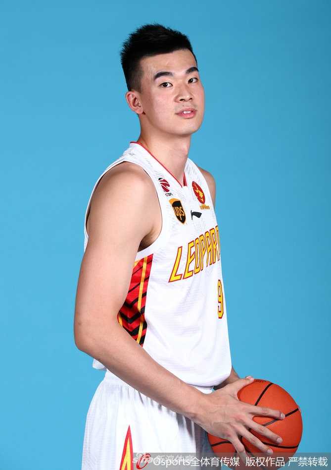 青春风暴与内线双塔:回顾2017-18赛季深圳烈豹的征途 深圳烈豹新赛季全家福,教练组与球员们穿着统一的长袖训练服,在摄影棚内整齐排列,大家神情专注而放松,象征着新赛季的团结一心。