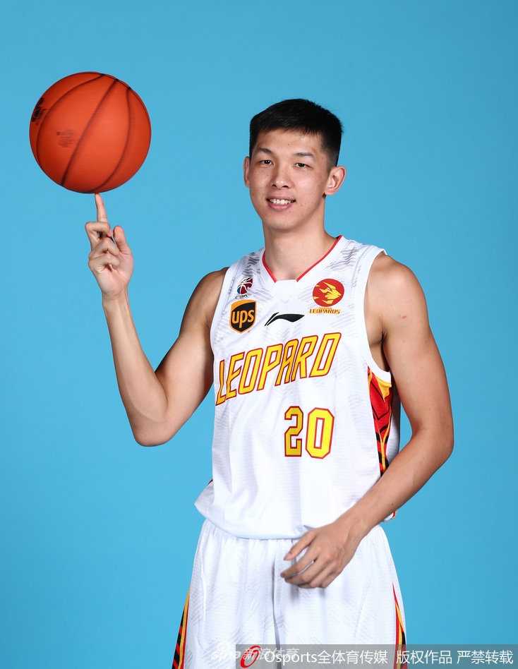 青春风暴与内线双塔:回顾2017-18赛季深圳烈豹的征途 后卫群于德豪、白昊天、杨林祎一同出镜,三人眼神犀利,摆出运球突破的防守姿态,年轻的后场组合象征着球队的未来与防守端的撕咬精神。