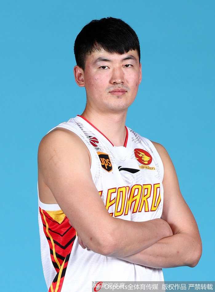 青春风暴与内线双塔:回顾2017-18赛季深圳烈豹的征途 射手顾全在闪光灯下摆出投篮定格姿势,出手点极高,表情平静如水。作为本土核心,他那精准的三分球是球队拉开空间的重要武器。