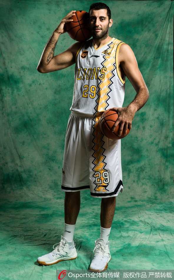 胡金秋用一记轻松的放篮终结进攻，他敏锐的篮板嗅觉和柔和的手感，让对手的内线高塔也显得步伐沉重。