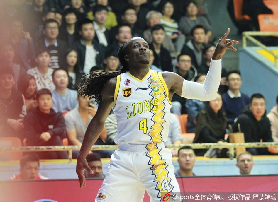 广厦队外援博洛西斯在进攻端巧妙卡位，用庞大的身躯为队友胡金秋创造出一片开阔的接球空间，彰显了欧洲内线的高球商。