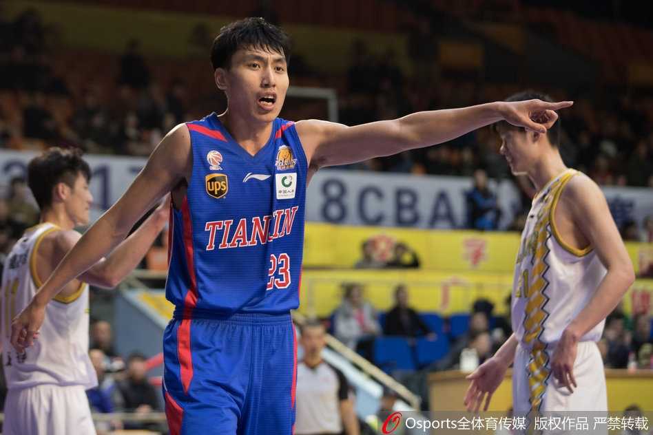 天津队霍尔曼篮下卡位要球，面对旧主广厦队的防守，肌肉紧绷，充满了力量对抗的张力。