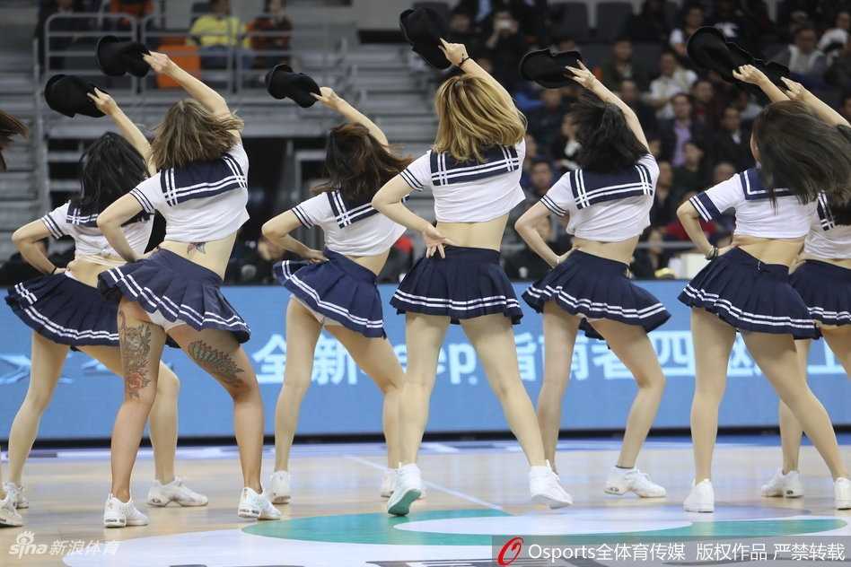 青春风暴席卷赛场,广东男篮啦啦队学生服演绎清纯与活力 全景镜头下,所有啦啦队成员排成一列,同时高高跃起,裙摆飞扬间,满屏都是扑面而来的青春气息,现场气氛瞬间被推向高潮。