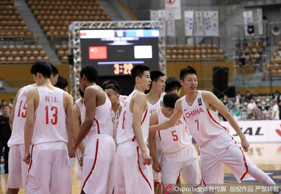 赵岩昊外线三分出手后手型依然保持完美，篮球在空中划出一道彩虹般的弧线直奔篮心。