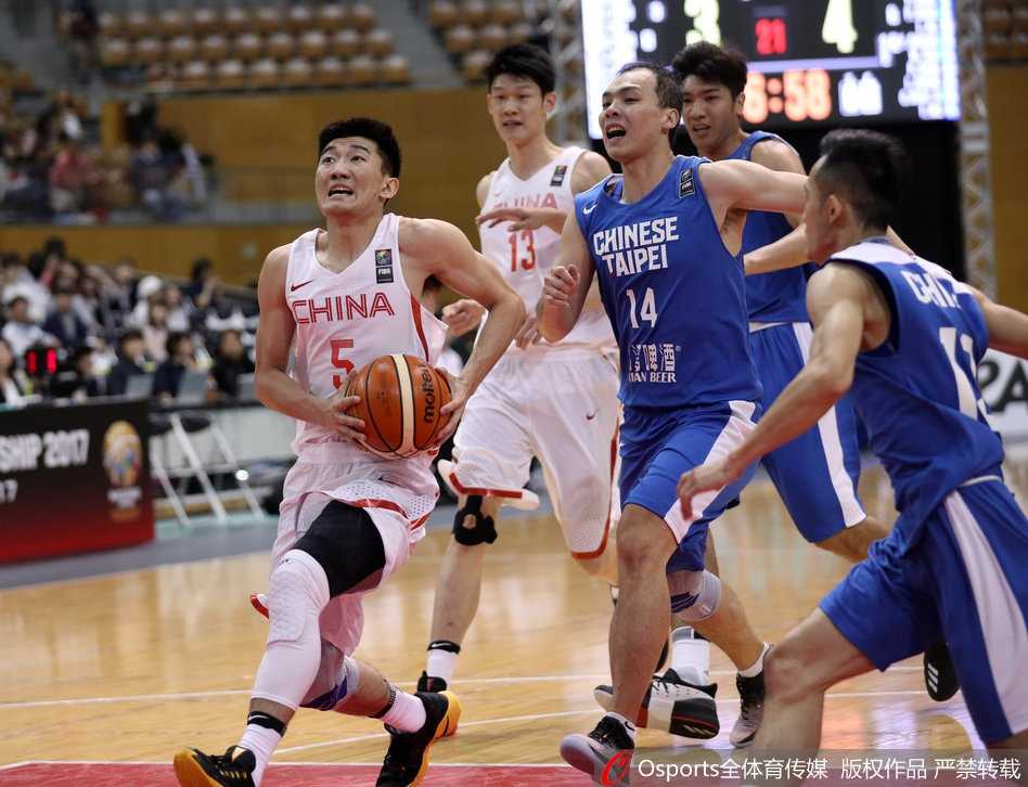 胡金秋在人群中高高跃起摘下篮板，手臂上的肌肉线条彰显着力量，身边的台北队球员只能望球兴叹。