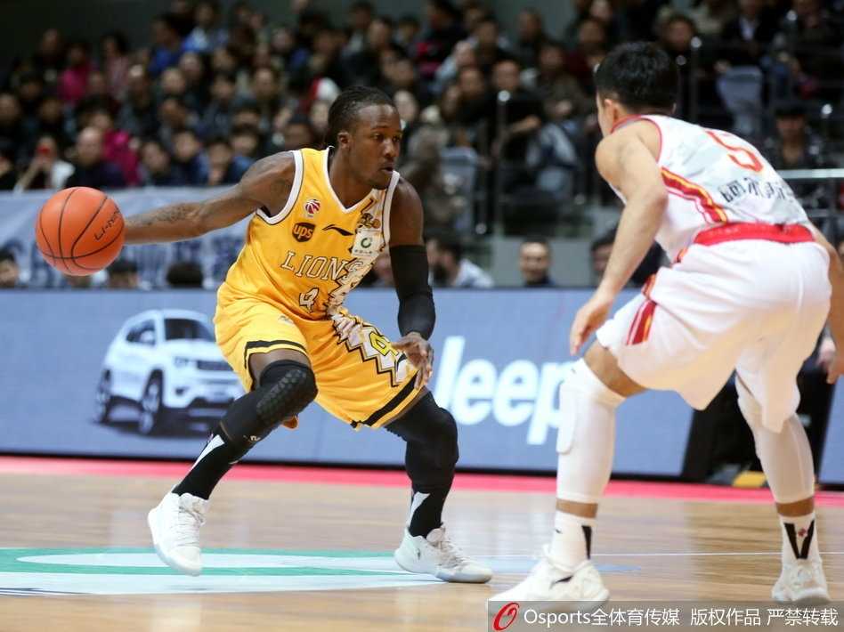 比赛结束后，广厦队的球员们面带微笑围在一起，胡金秋与福特森击掌相庆，背景是记分牌上125:91的最终比分，宣告了这场胜利的归属。