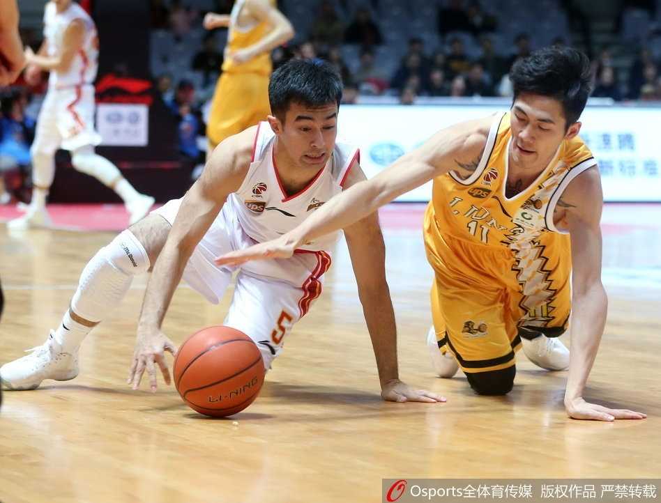 广厦队快攻尖兵孙铭徽如闪电般杀入八一队禁区，他巧妙地拉杆上篮，在空中划过一道优美的弧线，将球稳稳送入篮筐。