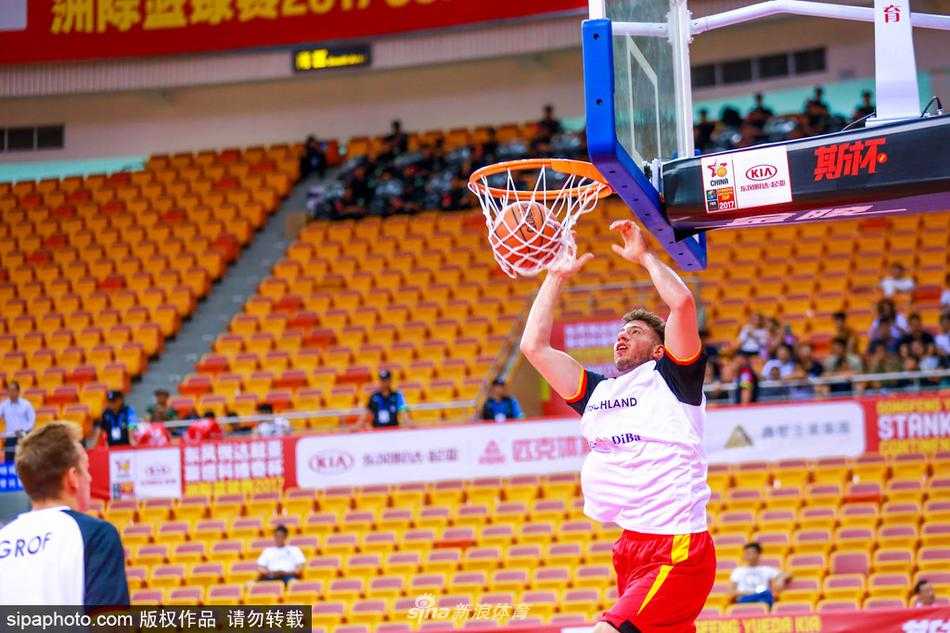 青春风暴来袭:德国男篮羊城备战斯杯,欲续写联合会杯荣光 球员正在进行投篮练习,篮球在空中划过一道优美的弧线稳稳入网,背景中模糊的看台和灯光,预示着即将到来的斯杯大战将在这个舞台上正式打响。