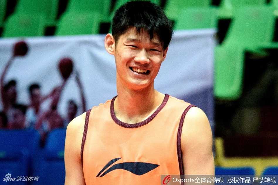 青春风暴蓄势待发 广厦主场静待蜀道挑战 主帅李春江双手抱胸,在场边凝神注视,他的严肃与专注,是这支青年军最坚实的后盾和赢球保障。