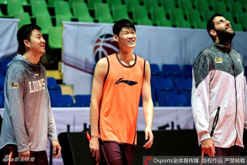 青春风暴蓄势待发 广厦主场静待蜀道挑战 博洛西斯在三分线外张手命中,这位希腊中锋柔和的手感,将成为广厦破联防时最仰仗的重型武器。