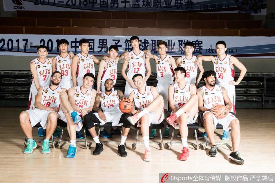 青春风暴重回杭州 浙江稠州银行男篮新纪元 队长吴前眼神坚毅,身披33号战袍,在镜头前展现出球队核心的沉稳与领袖气质
