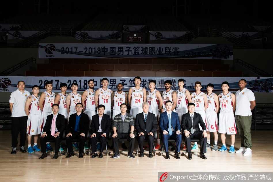 青春风暴重回杭州 浙江稠州银行男篮新纪元 张大宇等内线球员展示肌肉线条,身后崭新的滨江体育馆座椅排列整齐,映衬出将士们的雄壮气势