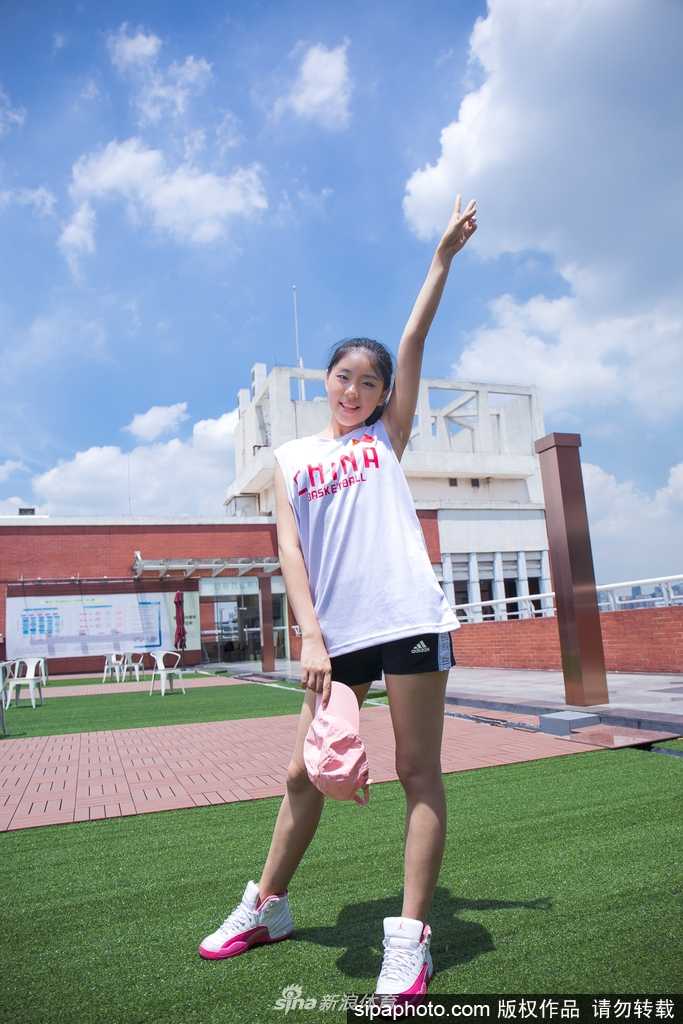 青春飞扬:篮球宝贝光影间舞动最美中国力量 在室内影棚的柔和光线下,一位篮球宝贝身着粉色运动上衣,轻抚秀发,眼神温柔而坚定,展现出邻家女孩般的亲和力与赛场下的恬静气质。