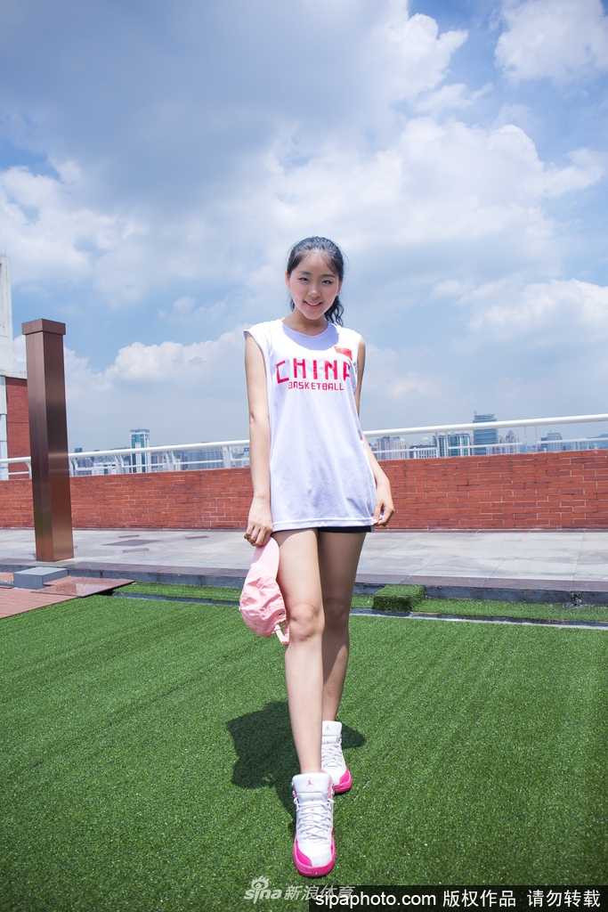 青春飞扬:篮球宝贝光影间舞动最美中国力量 写真中的篮球宝贝换上一袭白色连衣裙,头戴时尚草帽,在光影交错中回眸,宛如夏日里的清新女神,既有着运动的活力,又不失女性的柔美。