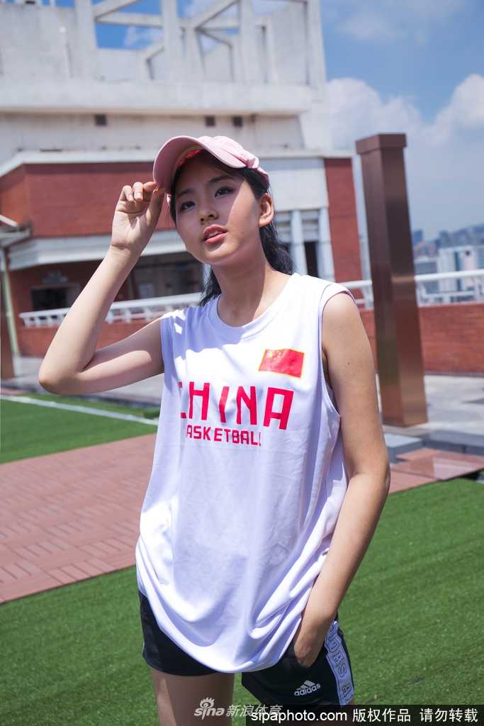 青春飞扬:篮球宝贝光影间舞动最美中国力量 篮球宝贝身着亮黄色运动套装,扎着清爽马尾,在镜头前回眸一笑,眼神清澈明亮,仿佛夏日里的灿烂阳光,青春气息扑面而来。