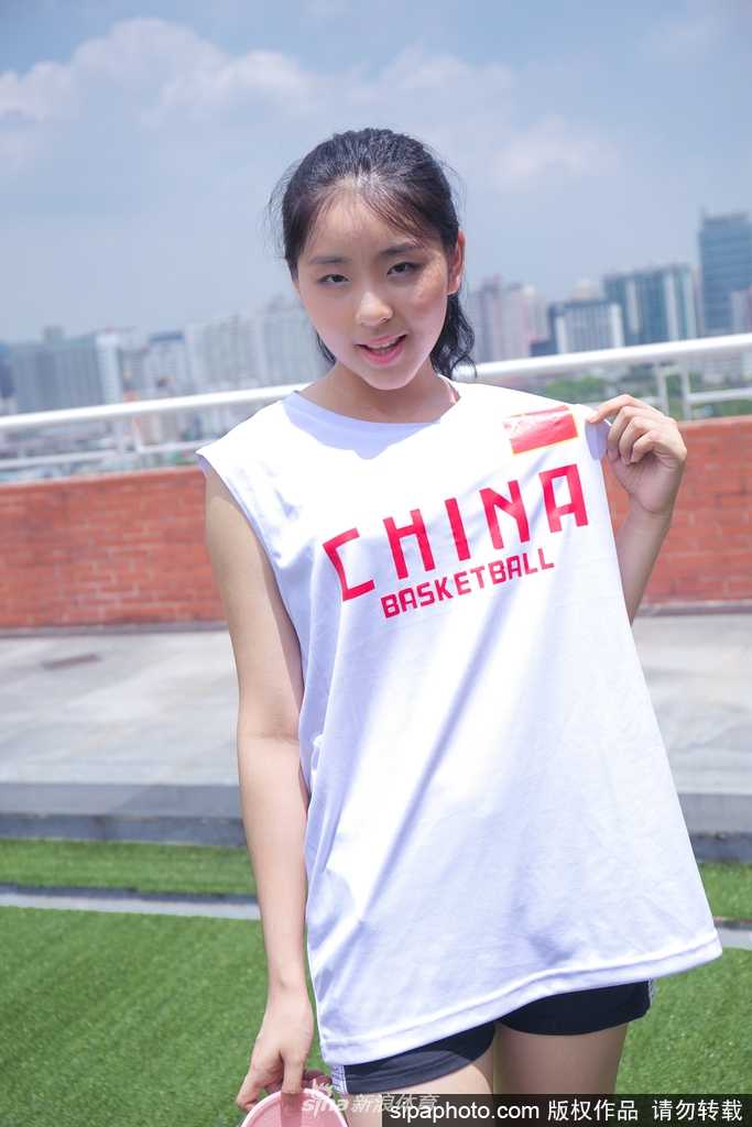 青春飞扬:篮球宝贝光影间舞动最美中国力量 这位篮球宝贝展现了柔美的一面,她身着一字肩上衣,在窗前静静沉思,窗外的光线勾勒出她精致的侧颜,画面静谧而美好,仿佛在积蓄赛场上的能量。