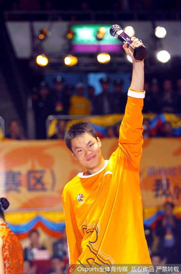 夺冠时刻，朱芳雨高举总冠军奖杯，金色纸屑漫天飞舞，他的笑容里写满了历经风雨终见彩虹的喜悦与豪迈。