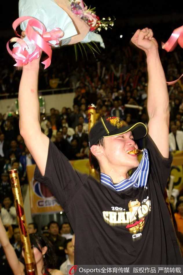 退役后的朱芳雨西装革履，以总经理身份在场边督战，眼神依然犀利，角色转变但热爱未减，继续书写着他的篮球传奇。