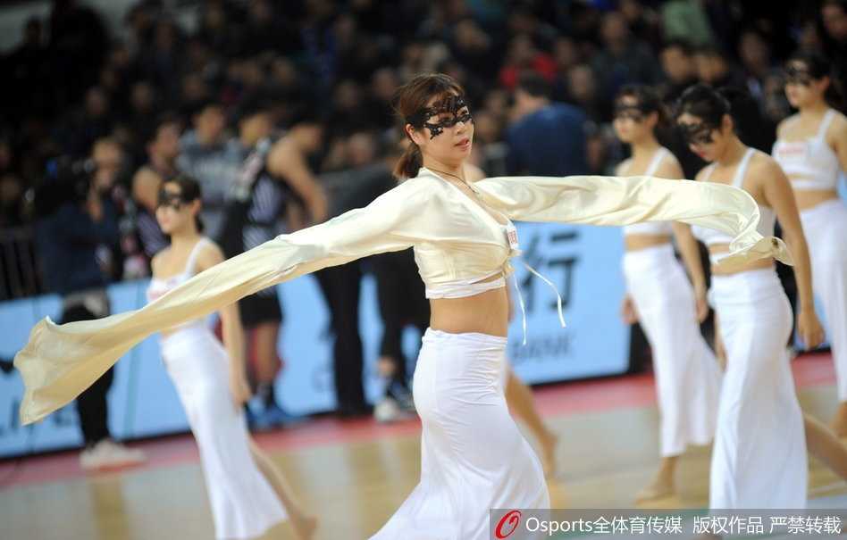 面具之下,热情之上:山西篮球宝贝的独特助威文化 赛场上,篮球宝贝们手持花球摆出帅气pose,面具在聚光灯下闪烁着金属质感的光芒。