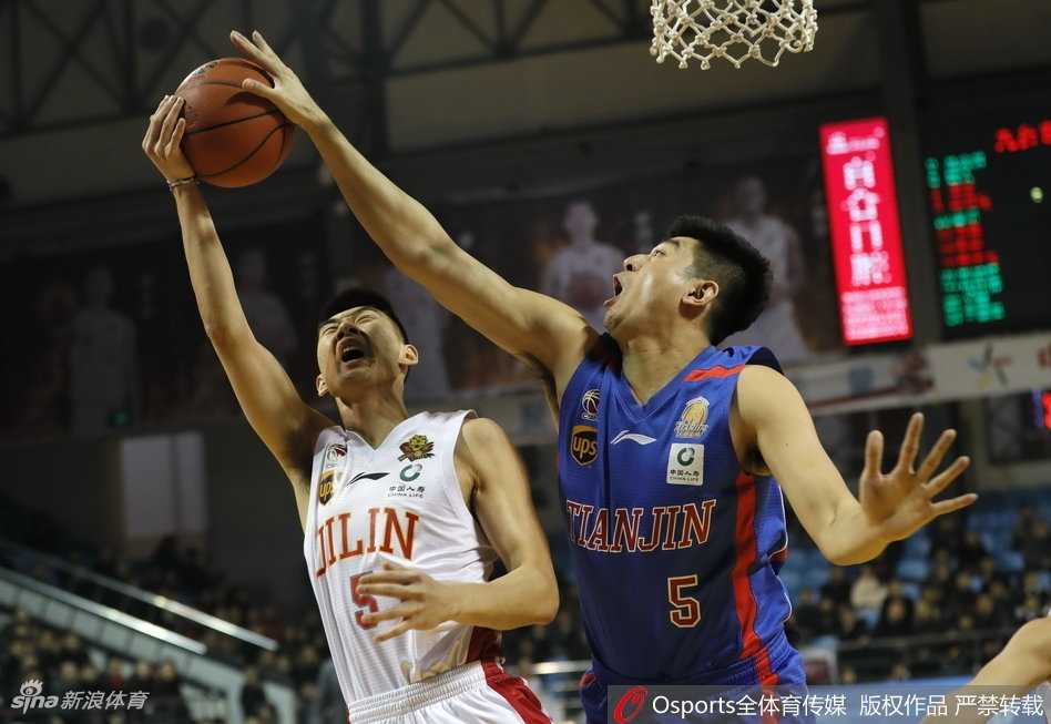 末节的韦弗已然成为球场上的主宰，他面对防守球员，自信地干拔跳投，篮球在空中划出一道彩虹般的优美弧线。