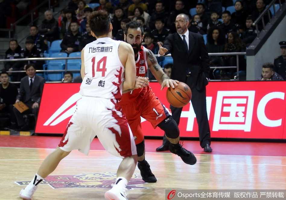 兰德里在禁区之内犹如定海神针，他高高跃起，在对方头顶强硬摘下一个价值连城的前场篮板，为吉林队的反击吹响了号角。