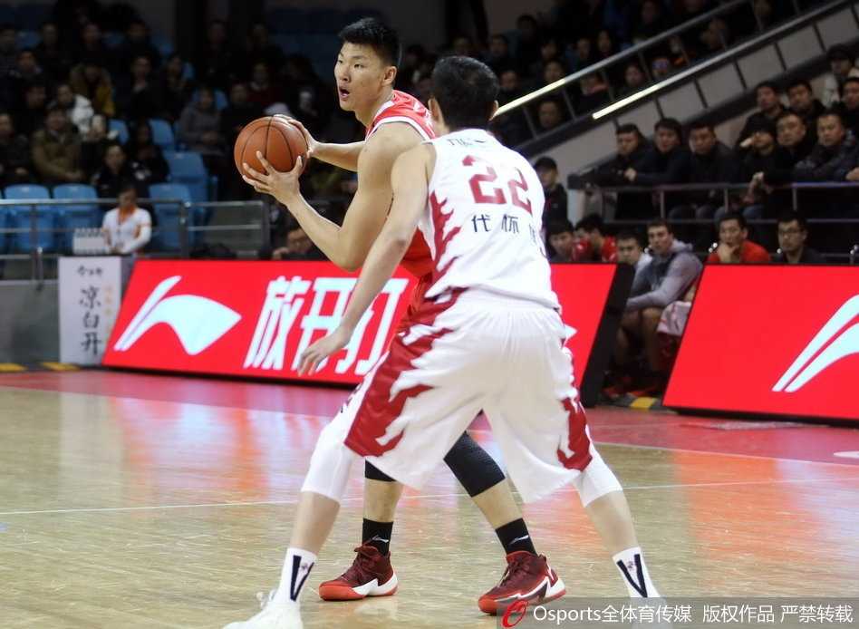 面对广州队的重重围堵，韦弗如“蝙蝠侠”般展翅高飞，用一次次不讲理的得分撕裂对手防线，将球队从失利的悬崖边拉了回来。