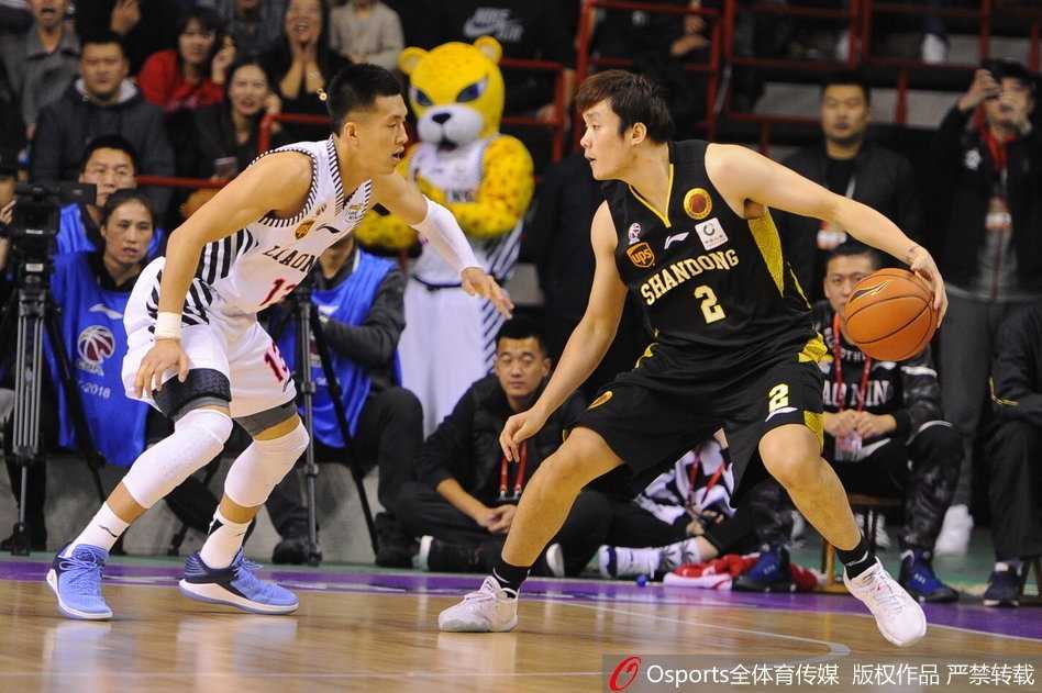 丁彦雨航在终场哨响后，神情黯然地低头走向场边，他本场的出色发挥未能为球队带来一场胜利，留下了落寞的背影。