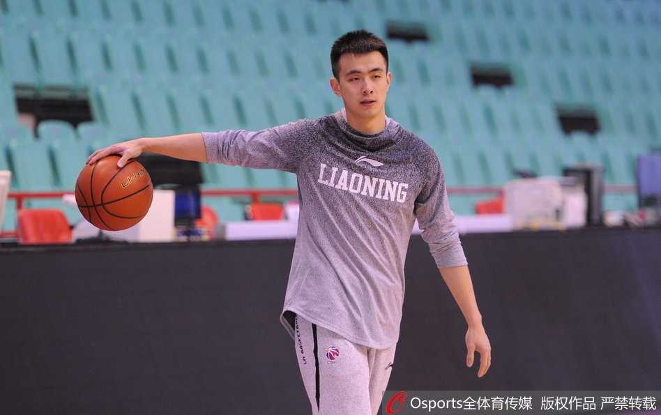 辽宁男篮赛前热身，韩德君笑逐颜开，憨厚神态酷似功夫熊猫，感染全队轻松备战