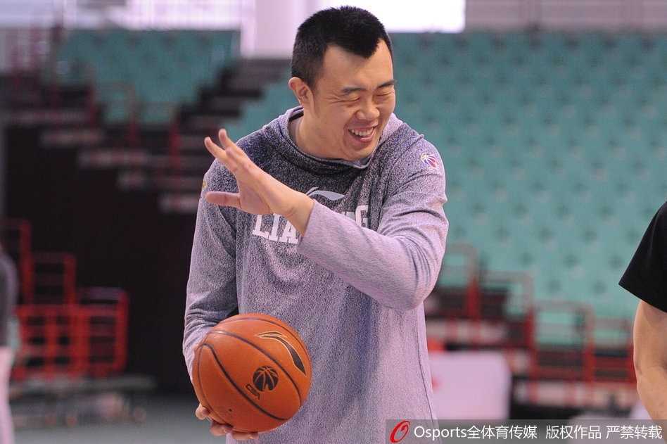 韩德君训练间隙与队友交流，憨笑中透着队长的担当，辽宁男篮更衣室氛围融洽